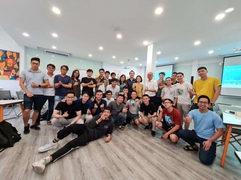 Cả lớp ngồi chụp ảnh trong phòng học