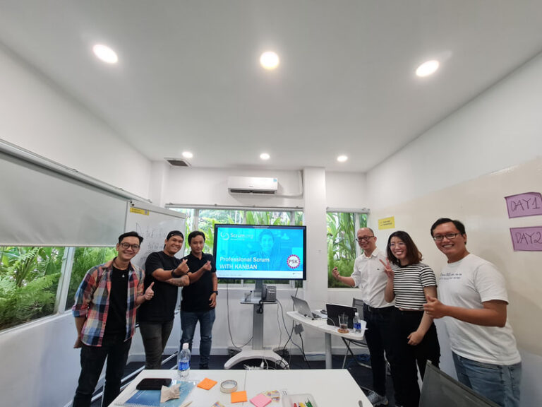 Học viên và trainer chụp ảnh trong phòng học