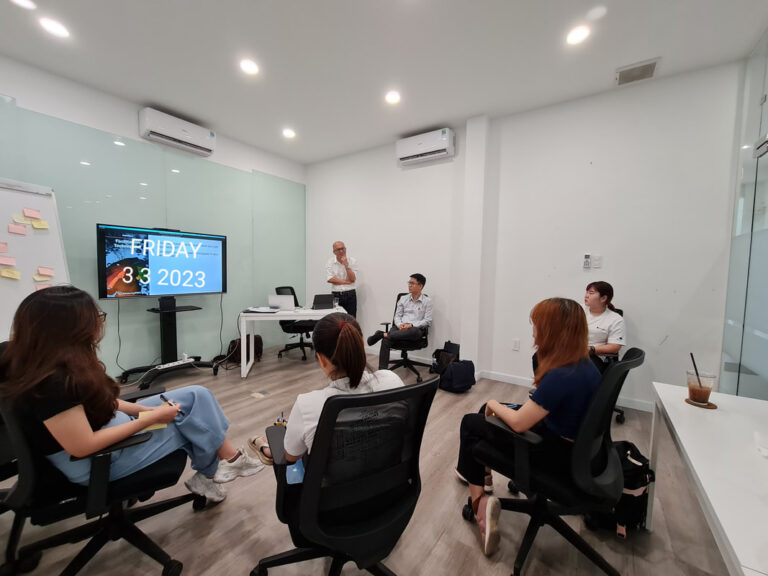 Học viên ngồi thành vòng tròn trao đổi trong lớp PSFS