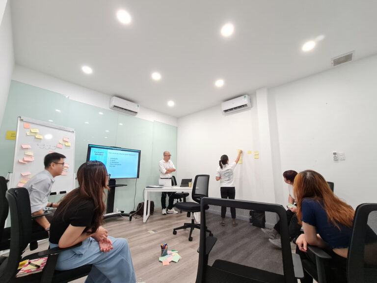 Học viên dán ghi chú lên bảng trong phòng học