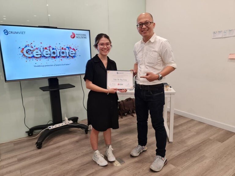 Học viên nhận chứng nhận Professional Facilitating cùng trainer Khoa Doan
