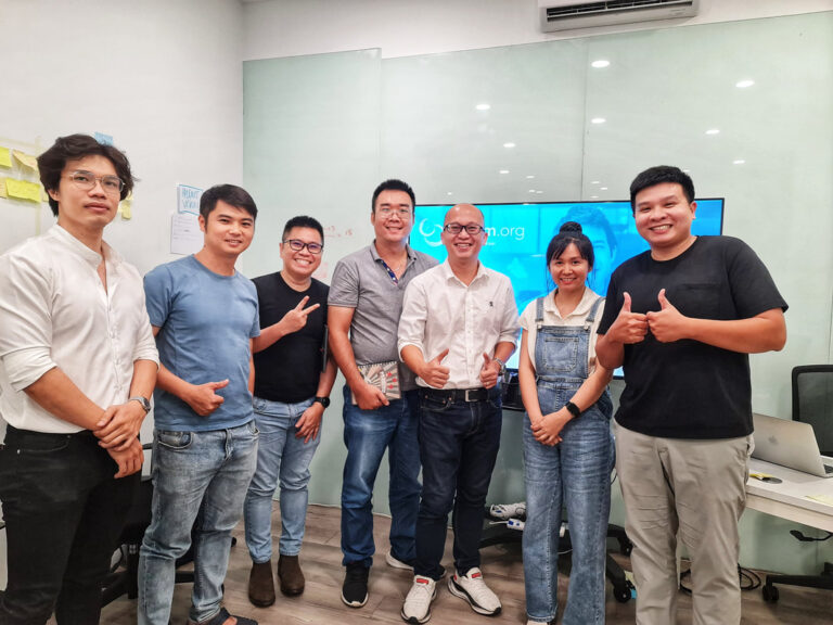 Học viên PSPO chụp ảnh chung cùng trainer trong phòng học