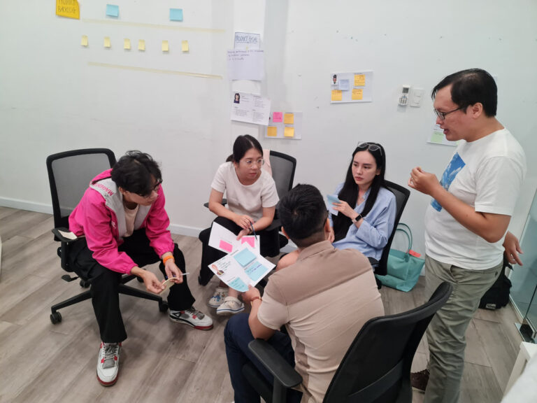 Nhóm học viên ngồi thảo luận