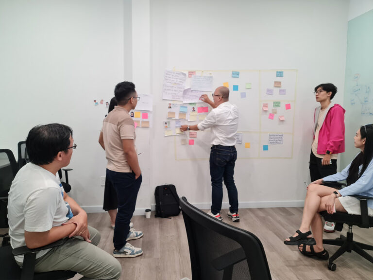 Học viên trình bày trước tường note