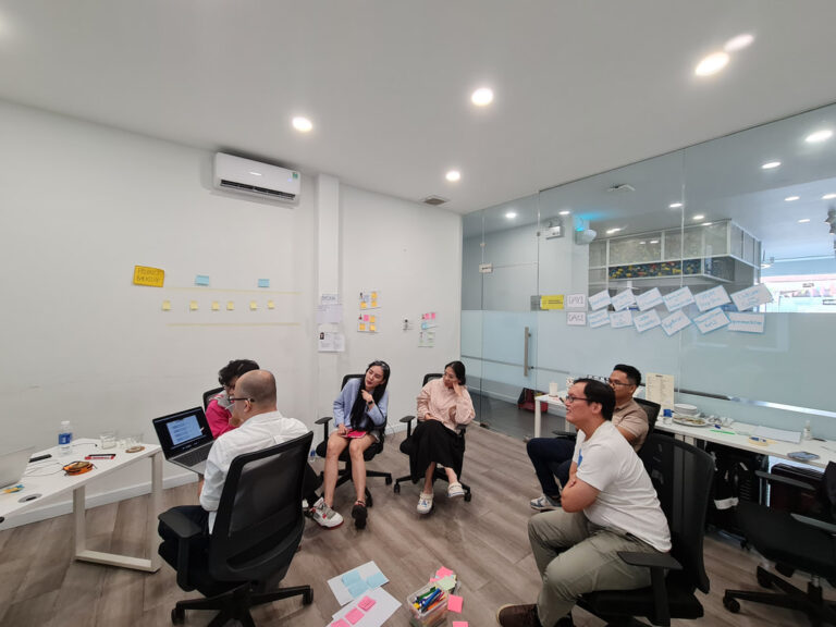 Học viên ngồi trao đổi trong phòng học