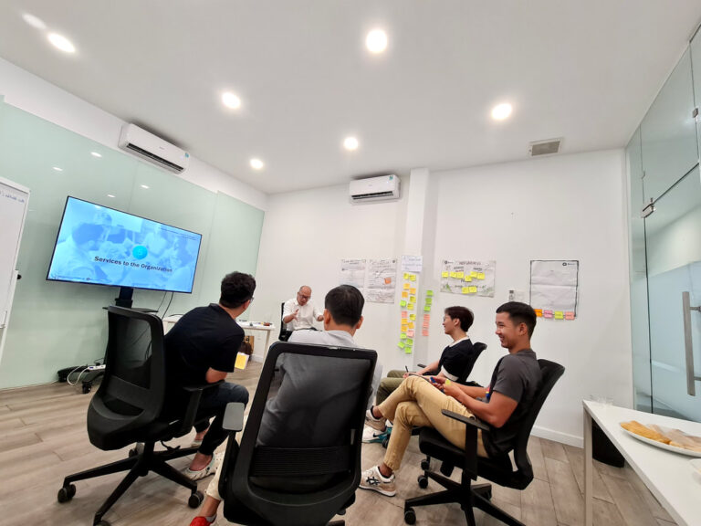 Học viên ngồi thảo luận trong phòng học