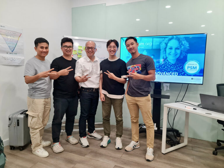 Học viên PSM-A chụp ảnh cùng trainer trước màn hình Professional Scrum Master - Advanced