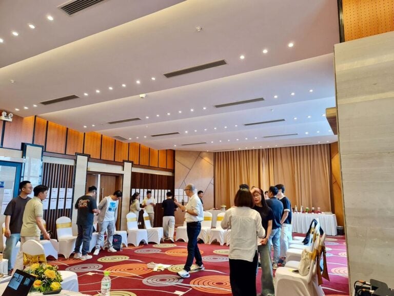 Học viên đi lại trao đổi với nhau trong hội trường
