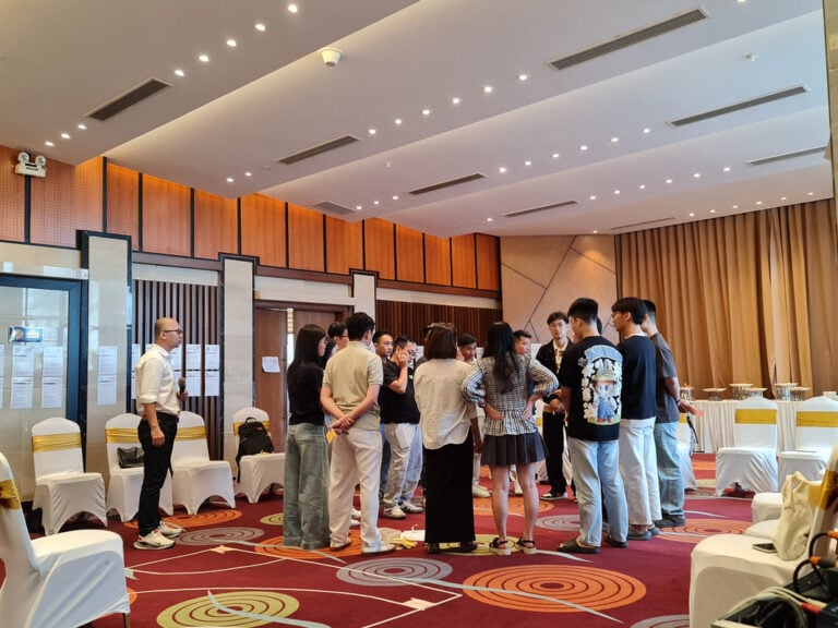 Học viên đứng thành vòng thảo luận trong hội trường