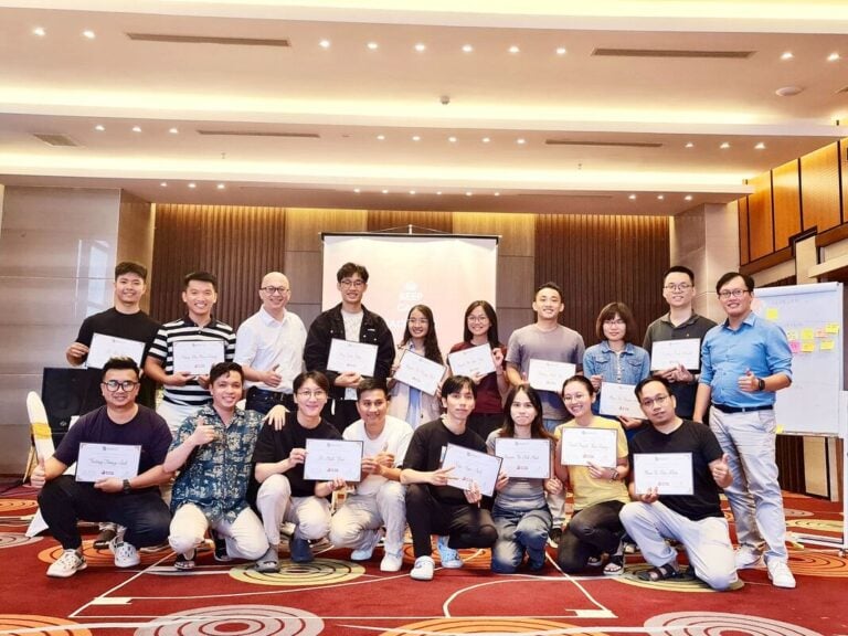 Cả lớp Professional Facilitating chụp ảnh chung, cầm chứng nhận