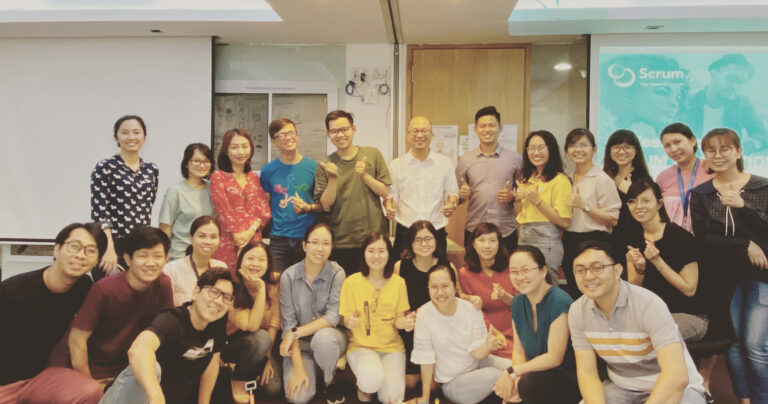 Cả lớp chụp ảnh chung cuối khoá