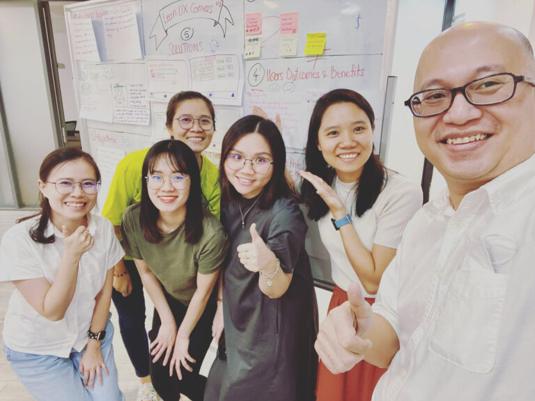 Trainer và học viên chụp ảnh selfie trước tường note