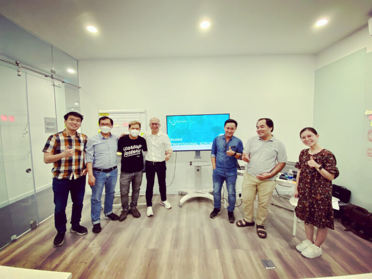 Trainer và học viên lớp SPS chụp ảnh trước màn hình