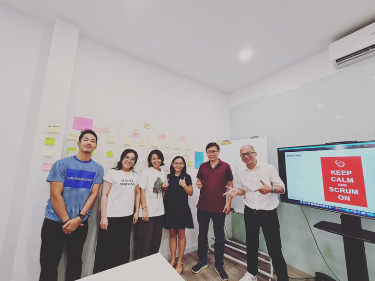 Trainer và học viên lớp PSK chụp ảnh trước màn hình
