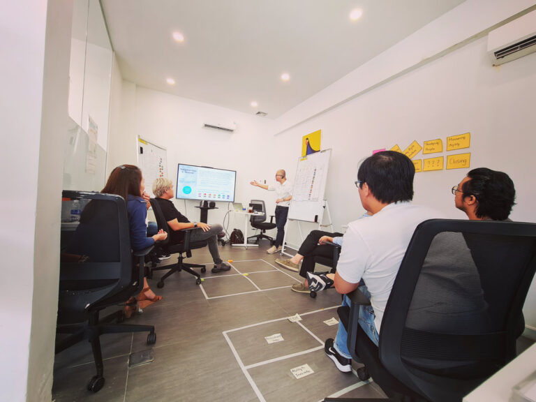 Học viên ngồi theo dõi bài giảng trong phòng học