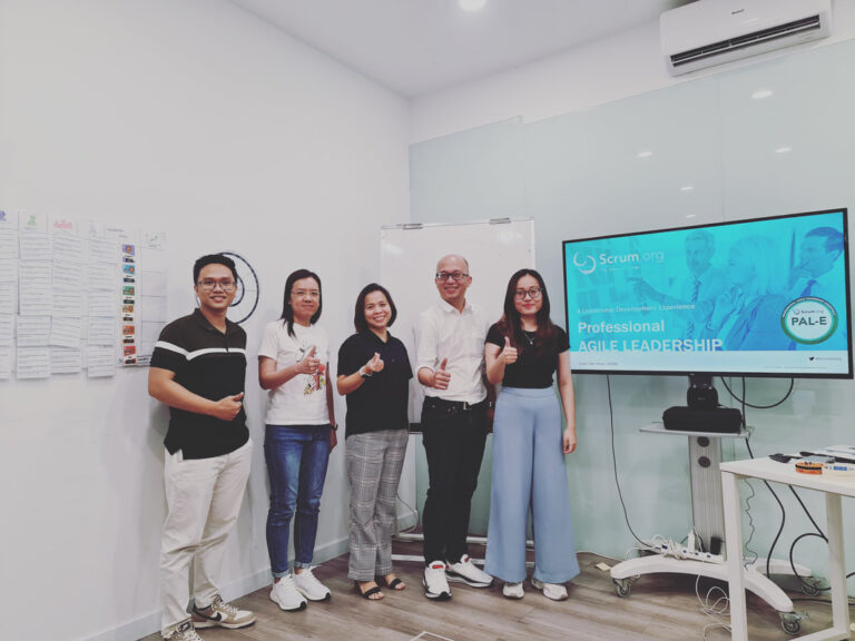Cả lớp PAL-E chụp ảnh trước màn hình khoá học