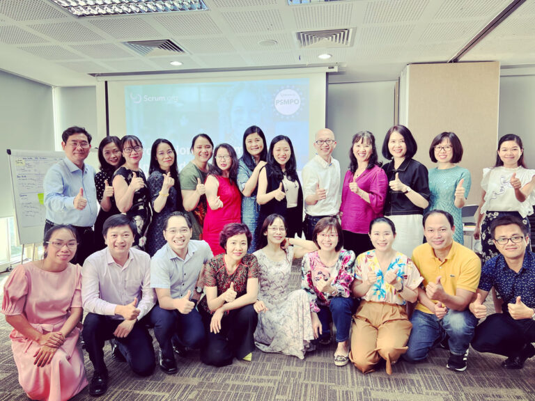 Cả lớp PSMPO chụp ảnh chung trước màn hình