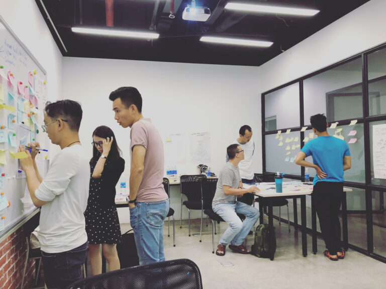 Học viên dán ghi chú lên tường trong bài tập nhóm