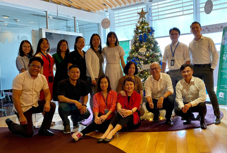 Cả lớp chụp ảnh chung bên cây thông Noel