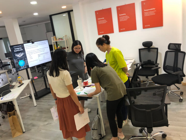 Nhóm học viên làm việc quanh bàn