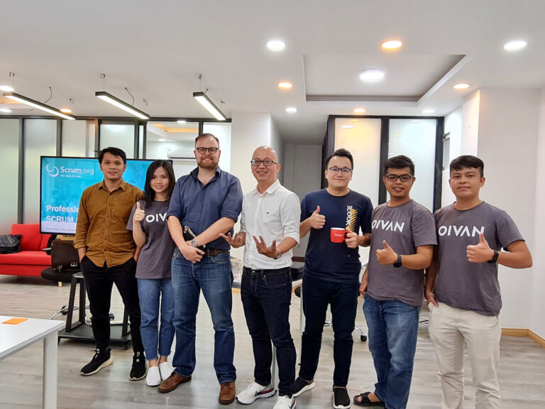 Học viên chụp ảnh cùng trainer trước màn hình Scrum.org
