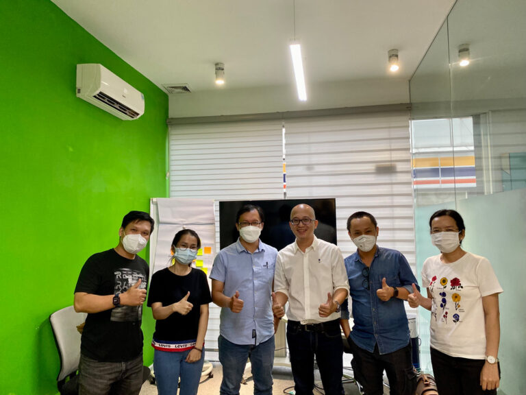 Học viên đeo khẩu trang chụp ảnh chung cùng trainer
