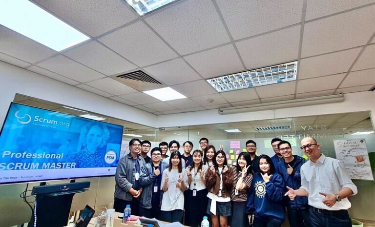 Cả lớp Professional Scrum Master chụp ảnh trước màn hình khoá học