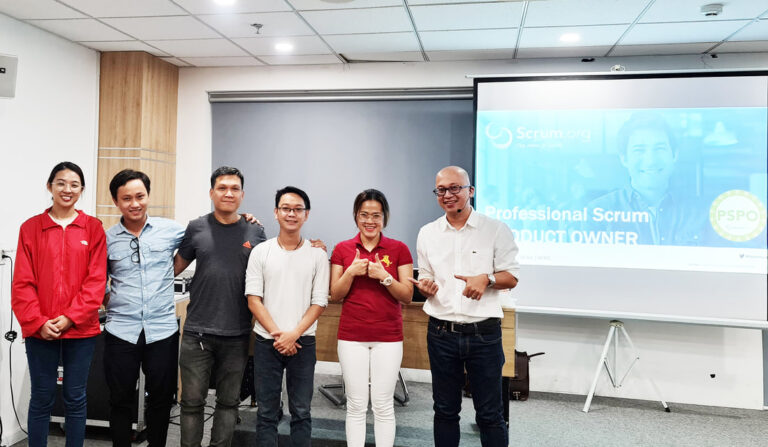 Cả lớp chụp ảnh cùng trainer trước màn hình Professional Scrum Product Owner