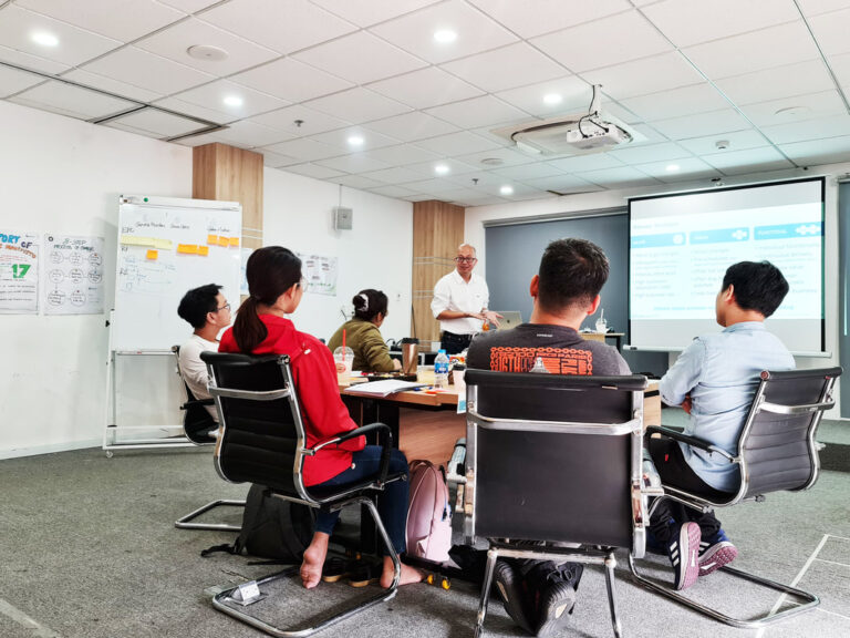 Trainer giảng bài trước các nhóm học viên