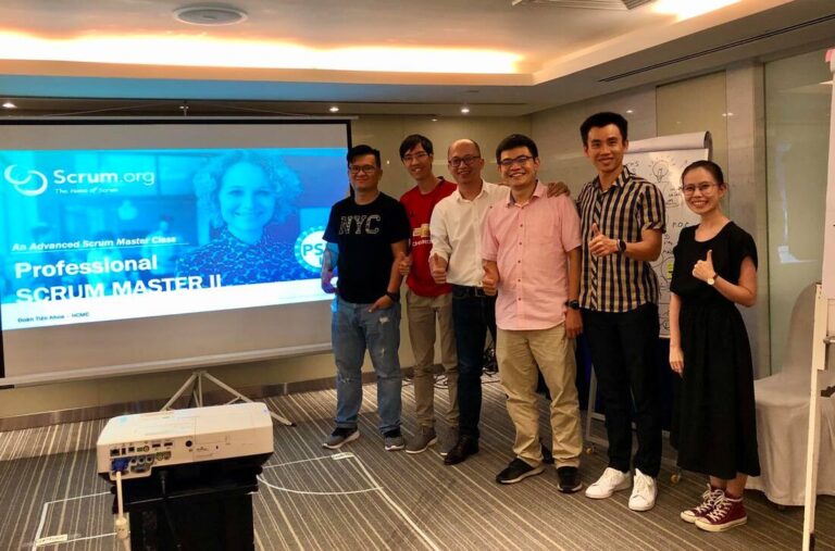 Cả lớp chụp ảnh trước màn hình Professional Scrum Master II