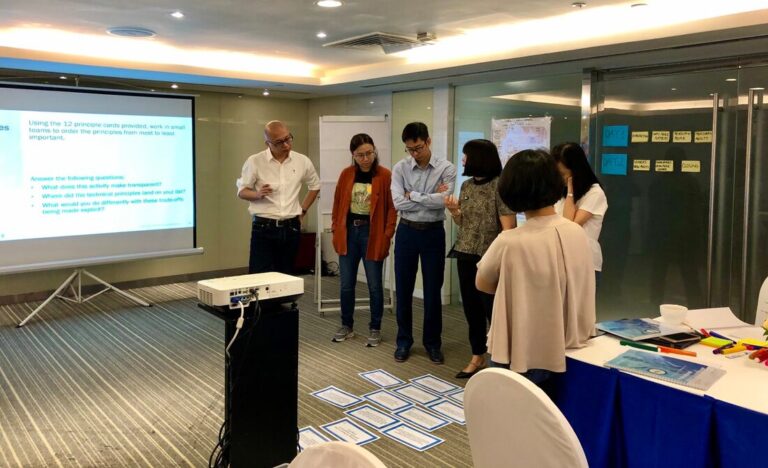 Học viên đứng thảo luận trong phòng hội thảo