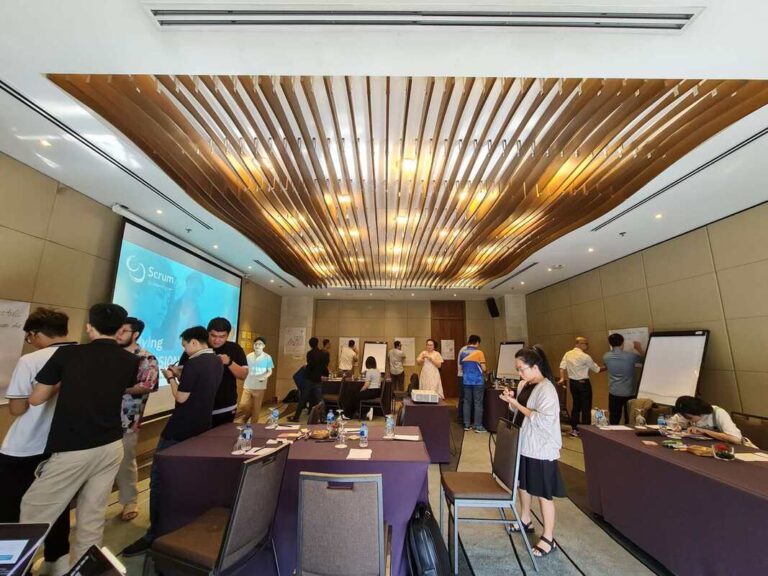 Các nhóm làm việc trong phòng học