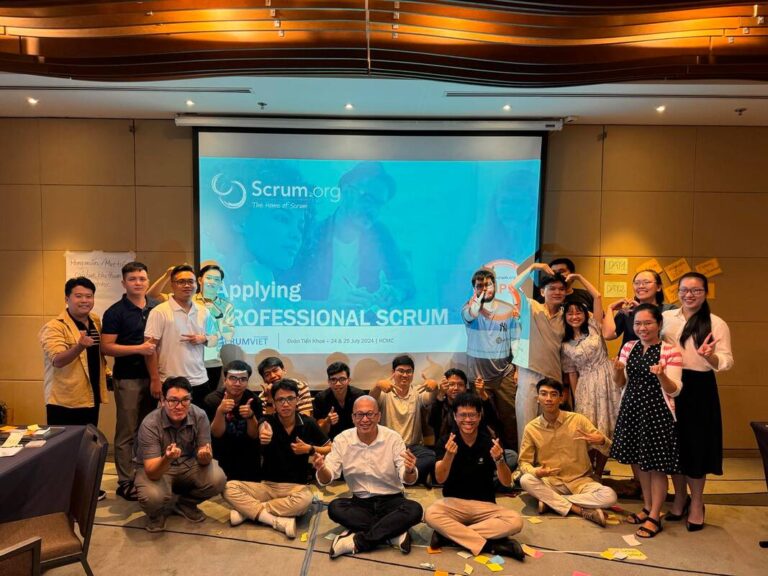 Cả lớp APS chụp ảnh trước màn hình Applying Professional Scrum